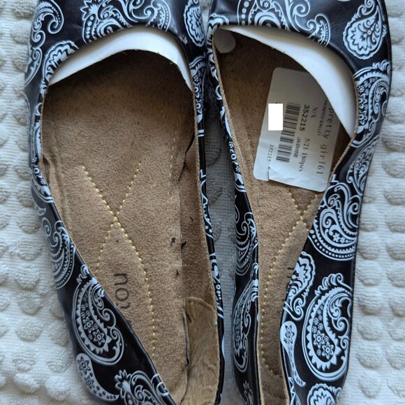 Black Flats w/ White Paisleys by TouTou Size 8 - Picture 2 of 4